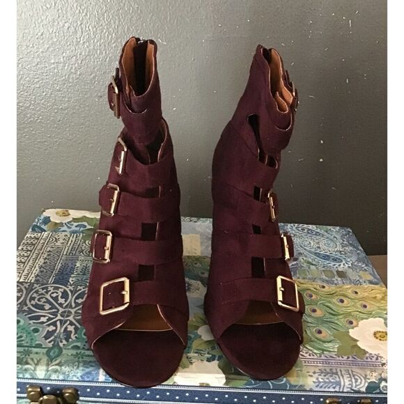 BNIB~Burgundy Velvet Beacon Fashion Buckle Accent Bootie Heels Sz 9M - Picture 2 of 4
